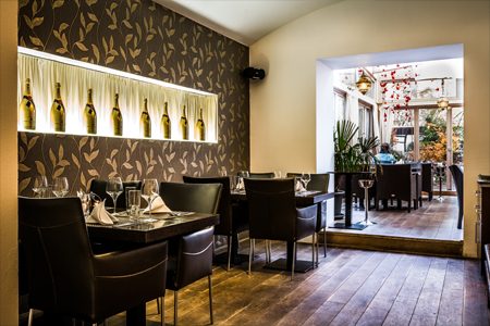 Interiér restaurace s vinotékou