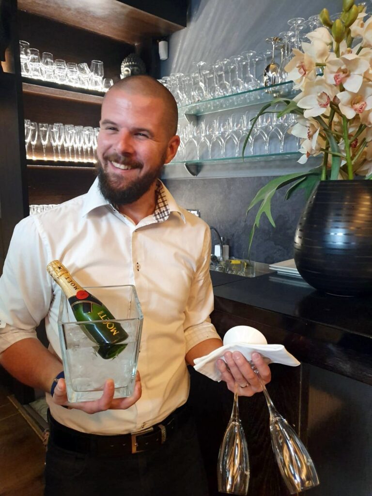 Sommelier s výběrem vín